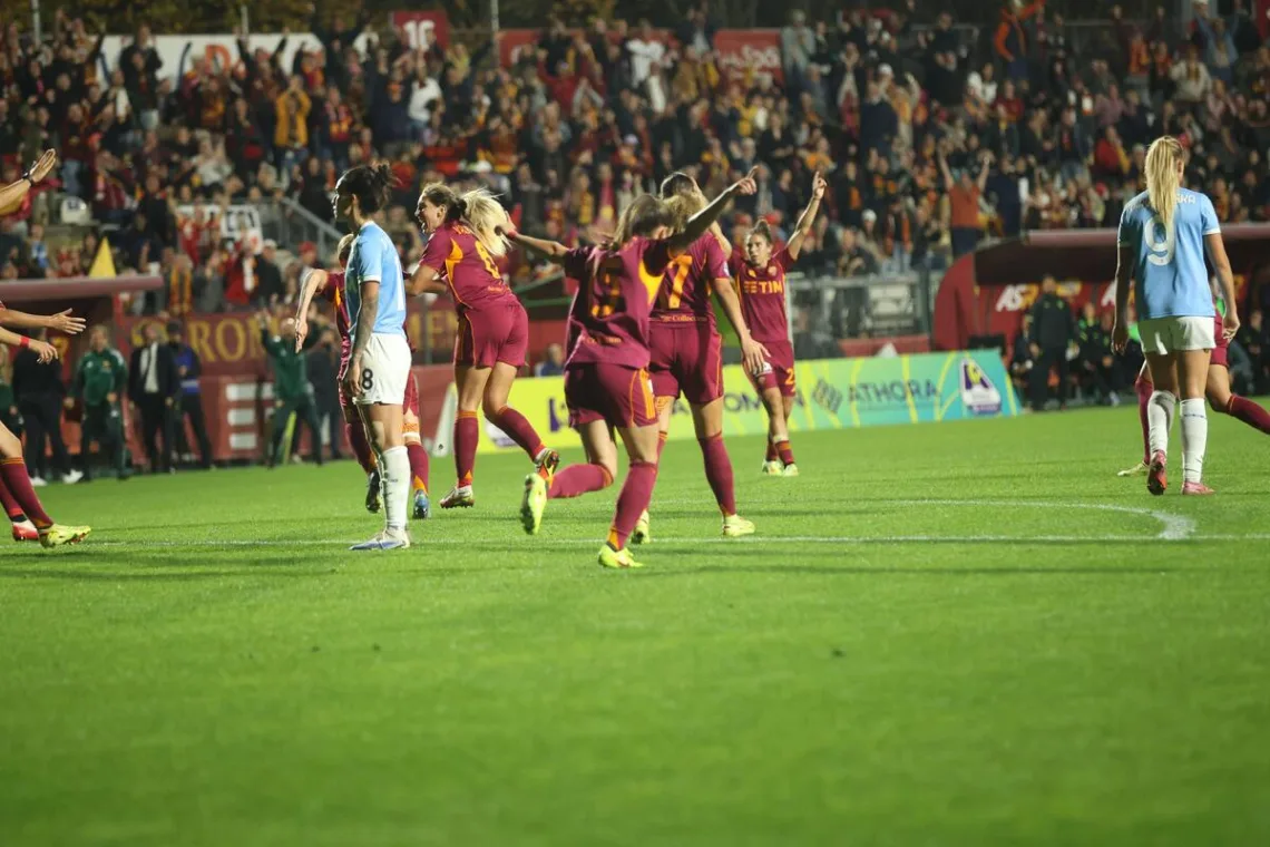 Zawodniczki-Romy-swietuja-wygrana-w-derbowym-pojedynku-z-Lazio-2025-foto-Alamy