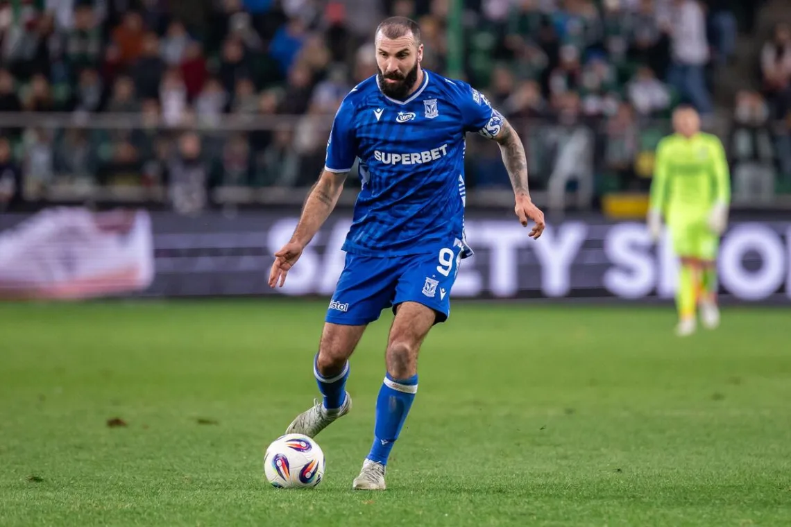 Ishak-oddajacy-strzal-na-bramke