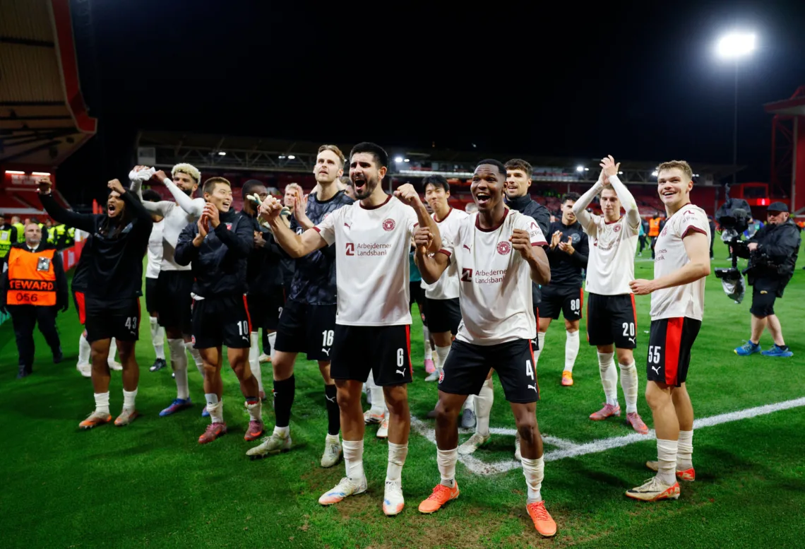 Pilkarze-Midtjylland-swietujacy-zwyciestwo-z-Nottinghamem-w-Lidze-Europy-2025-foto-Alamy