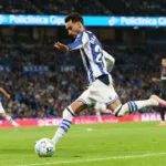 Grafika przedstawiająca piłkarza gotowego do uderzenia piłki.