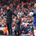 Grafika przedstawiająca piłkarza i trenera.