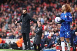 Grafika przedstawiająca piłkarza i trenera.