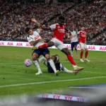 Zamieszanie w trakcie meczu piłkarskiego.