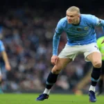 Grafika przedstawiająca piłkarza w biegu.