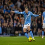 Piłkarz podbiegający do rzutu karnego