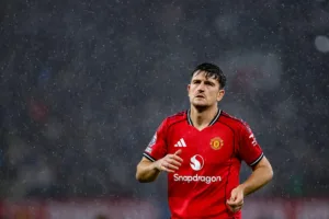 Grafika przedstawiająca piłkarza w deszczu.