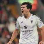 Grafika przedstawiająca piłkarza w euforii.