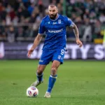 Ishak-oddajacy-strzal-na-bramke