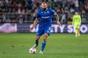 Ishak-oddajacy-strzal-na-bramke