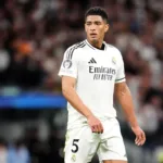 Grafika przedstawiająca zamyślonego piłkarza.