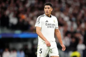 Grafika przedstawiająca zamyślonego piłkarza.