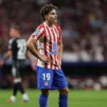 Grafika przedstawiająca zawiedzionego piłkarza.