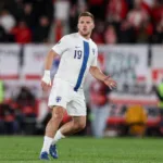 Kallman-zagrywajacy-pilke