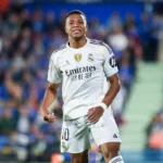 Grafika przedstawiająca piłkarza z grymasem irytacji.