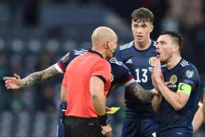 Zawodnicy Szkocji i Marciniak