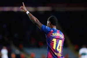 Grafika przedstawiająca piłkarza z ręką w górze.