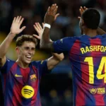 Grafika przedstawiająca piłkarzy zbijających piątki