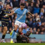 Grafika przedstawiająca dryblującego piłkarza.