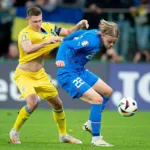 Reprezentanci-Ukrainy-i-Islandii-walczacy-o-pilke