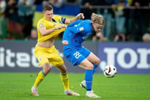 Reprezentanci-Ukrainy-i-Islandii-walczacy-o-pilke