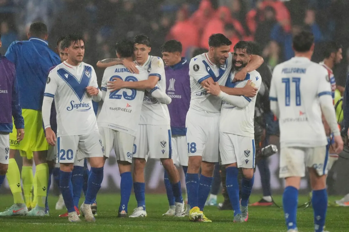 Pilkarze-Velez-Sarsfield-cieszący-się-po-wyeliminowaniu-brazylijskiej-Fortalezy-z-Copa-Libertadores-2025-foto-Alamy