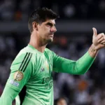 Grafika przedstawiająca piłkarza z kciukiem w górze.