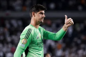 Grafika przedstawiająca piłkarza z kciukiem w górze.