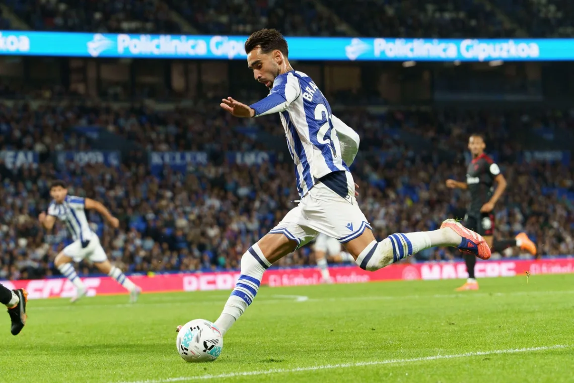 Grafika przedstawiająca piłkarza gotowego do uderzenia piłki.