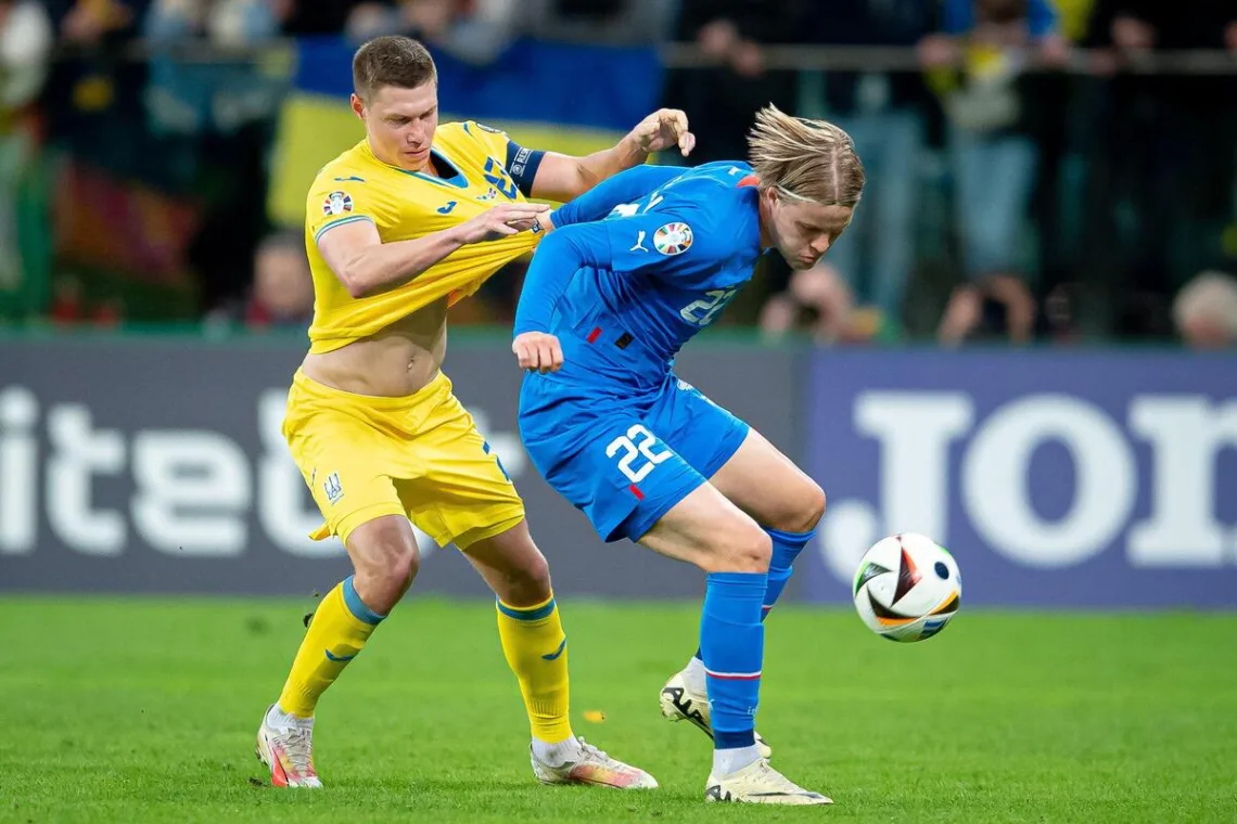 Reprezentanci-Ukrainy-i-Islandii-walczacy-o-pilke