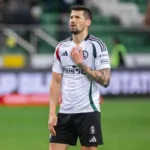 Wszolek-przepraszajacy-kibicow-po-meczu-z-Lechem-Poznan