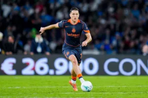 Zielinski-prowadzacy-pilke