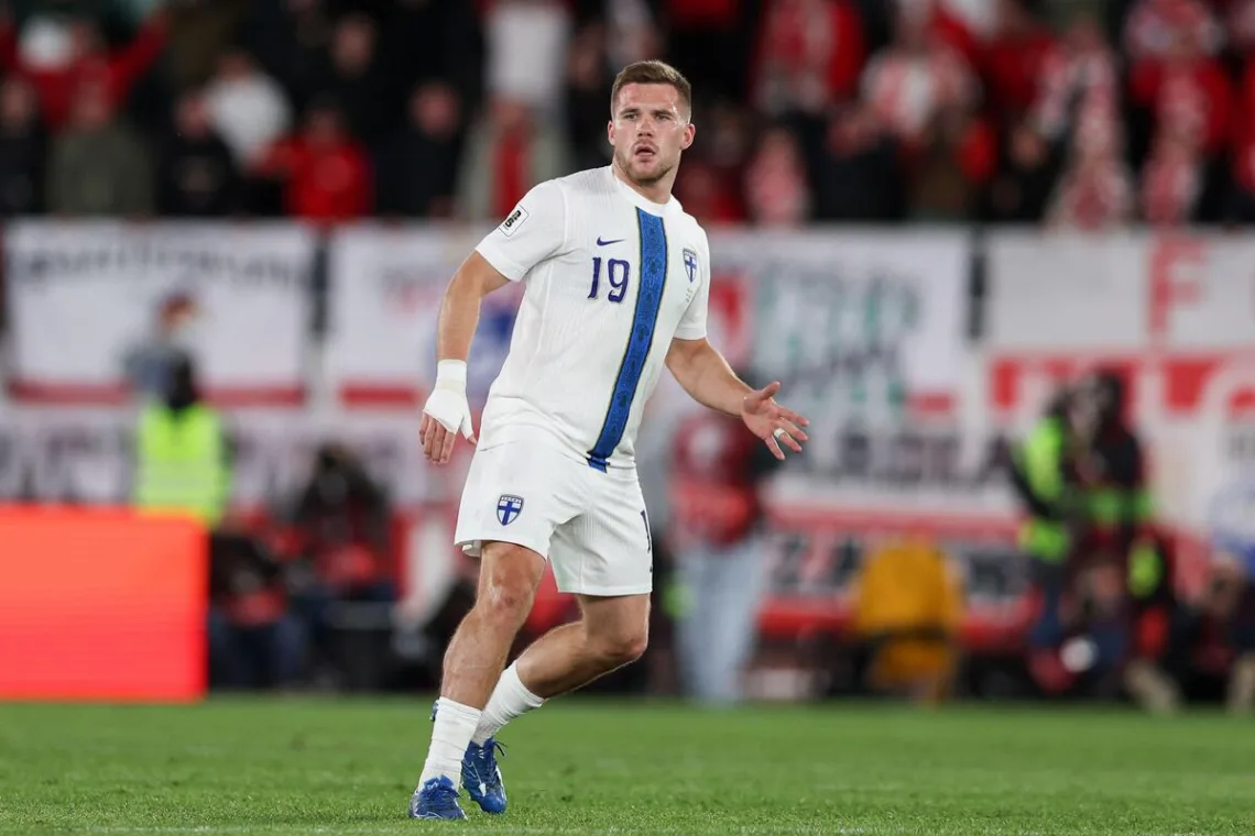 Kallman-zagrywajacy-pilke