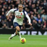 Simons-prowadzacy-pilke