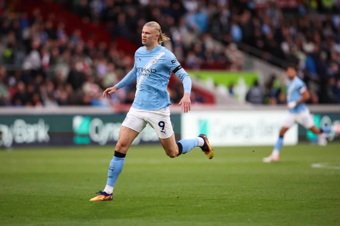 Grafika przedstawiająca biegnącego piłkarza