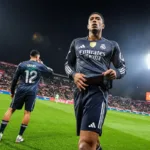 Grafika przedstawiająca dwóch piłkarzy.