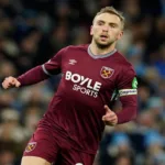 Bowen-z-opaska-kapitanska