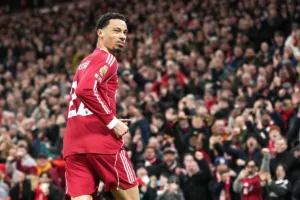 Ekitike-celebrujacy-bramke-w-meczu-z-Brighton