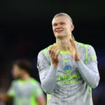 Grafika przedstawiająca radosnego piłkarza.