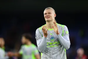 Grafika przedstawiająca radosnego piłkarza.