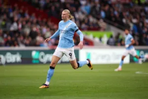 Grafika przedstawiająca biegnącego piłkarza