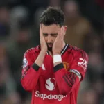 Bruno-Fernandes-kryjacy-twarz-w-dloniach