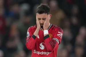 Bruno-Fernandes-kryjacy-twarz-w-dloniach