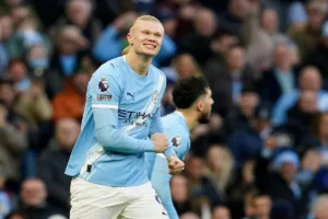 Haaland-celebrujacy-bramke