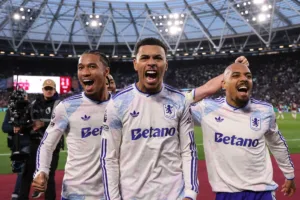 Kamara-Rogers-i-Malen-celebrujacy-bramke