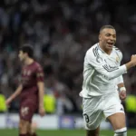 Grafika przedstawiająca radosnego piłkarza.