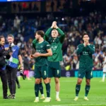 Grafika przedstawiająca piłkarzy dziękującym kibicom.