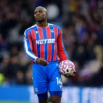 Grafika przedstawiająca piłkarza.