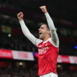 Merino-celebrujacy-gola