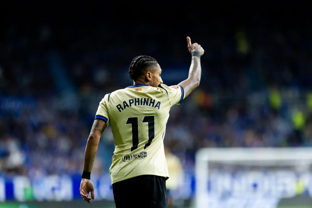 Grafika przedstawiająca piłkarza z kciukiem w górze.