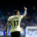 Grafika przedstawiająca piłkarza z kciukiem w górze.